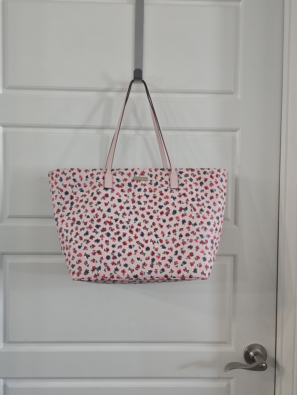 Beautiful Kate Spade New York Shore Street Bold Roses tote in pink floral print